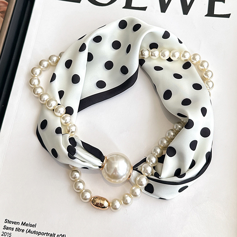 Pearl Trim Chain - Sciarpa in Raso con Collana di