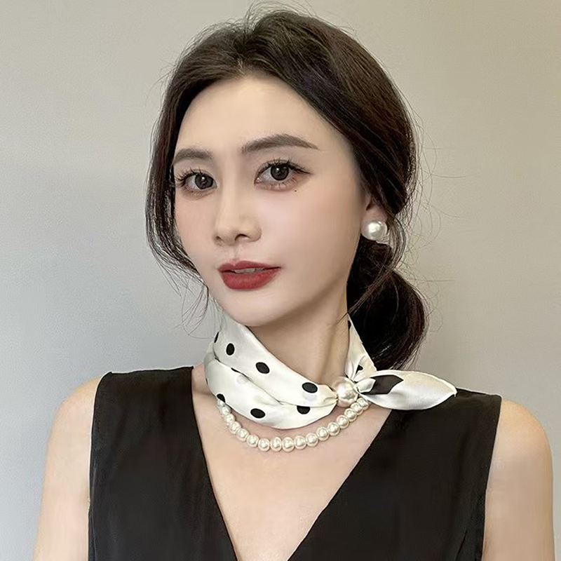 Sciarpa in Raso con Collana di - Pearl Trim Chain recensione e prezzo